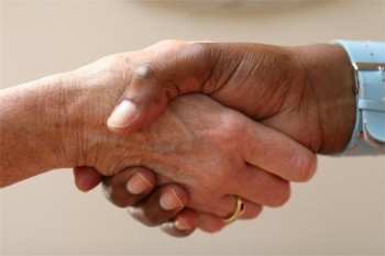 怎么給老人買意外保險