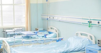 最近有位讀者生病住院,給我們留言吐槽:自己平時(shí)在公司受下屬尊敬,收入也算超越大多數(shù)同齡人,結(jié)果到了醫(yī)院,和陌生人擠在 4 人間,才體會(huì)到什么叫疾病面前人人平等。問他為什么不住 “特需病房” 時(shí),他顯得有些茫然,居然不知道是什么……今天,給大家科普一下 “特需醫(yī)療”,同時(shí)介紹一款可以報(bào)銷特需的百萬(wàn)醫(yī)療險(xiǎn):復(fù)星超越保 2020,有需要的朋友可以重點(diǎn)關(guān)注。 最近有位讀者生病住院,給我們留言吐槽:自己平時(shí)在公司受下屬尊敬,收入也算超越大多數(shù)同齡人,結(jié)果到了醫(yī)院,和陌生人擠在 4 人間,才體會(huì)到什么叫疾病面前人人平等。問他為什么不住 “特需病房” 時(shí),他顯得有些茫然,居然不知道是什么……今天,給大家科普一下 “特需醫(yī)療”,同時(shí)介紹一款可以報(bào)銷特需的百萬(wàn)醫(yī)療險(xiǎn):復(fù)星超越保 2020,有需要的朋友可以重點(diǎn)關(guān)注。