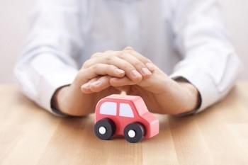 小車(chē)保險(xiǎn)一年多少錢(qián)？汽車(chē)必買(mǎi)險(xiǎn)種有哪些？