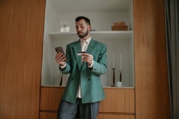信用卡還不起了怎樣處理最妥當(dāng)？信用卡逾期不還款的后果？