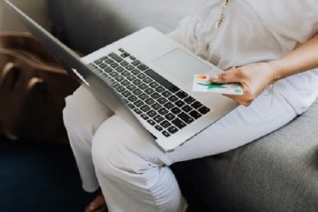因為坐牢信用卡逾期了怎么辦？信用卡逾期是怎么定義的？