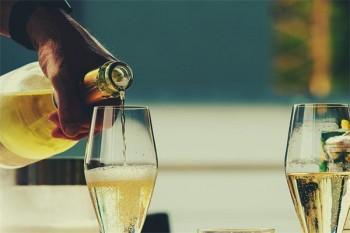 20年的保險交了四年想退保能退多少錢