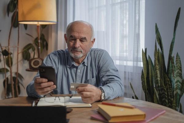 50歲左右買什么保險(xiǎn)比較好？一年大概要多少錢？