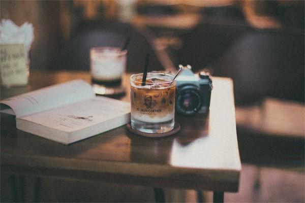 單位交的養(yǎng)老保險計入個人賬戶嗎？能取出來嗎？