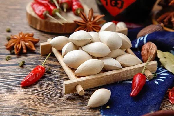 一年存一萬存五萬的保險是什么？可以提前取出來嗎？