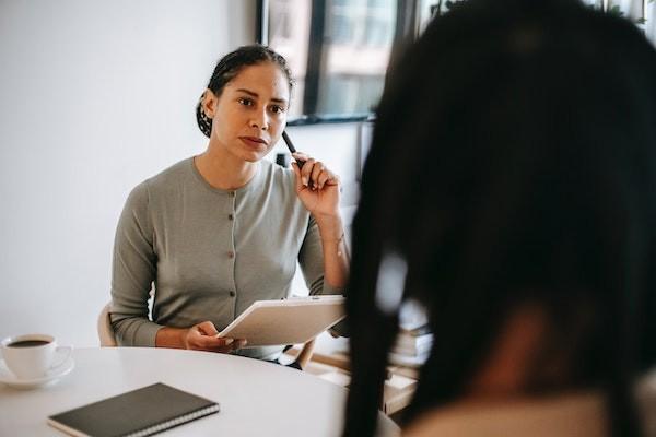 意外險的投保人和被保險人可以是一個人嗎？可以更改嗎？