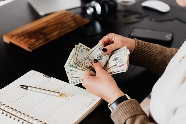 招行信用卡逾期了怎么跟銀行協(xié)商解決，利息怎么減免