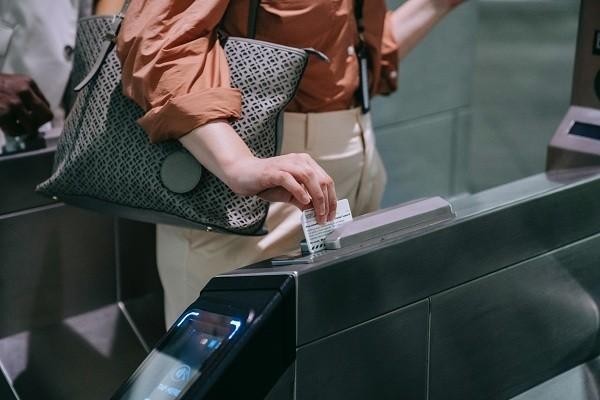 中信信用卡逾期上門了怎么應(yīng)對(duì)，違法嗎