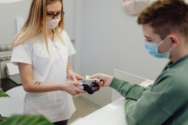 招商信用卡逾期三個(gè)月可以協(xié)商減免利息嗎，還款流程是什么