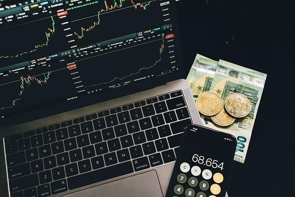 農(nóng)商銀行信用卡逾期多久起訴，可以繼續(xù)借款嗎