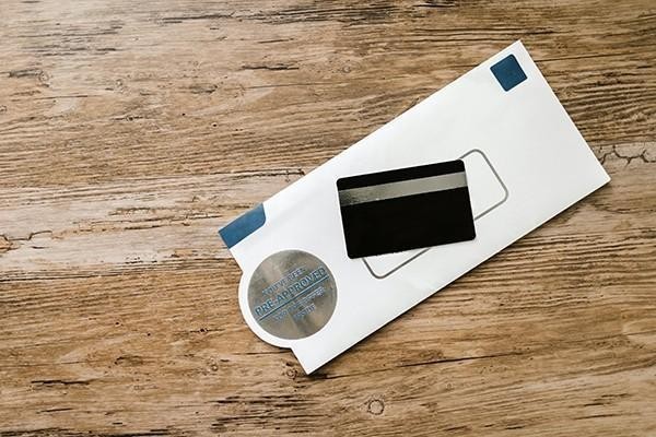 招商銀行欠信用卡可以辦儲蓄卡嗎，錢辦招商銀行卡會扣錢嗎