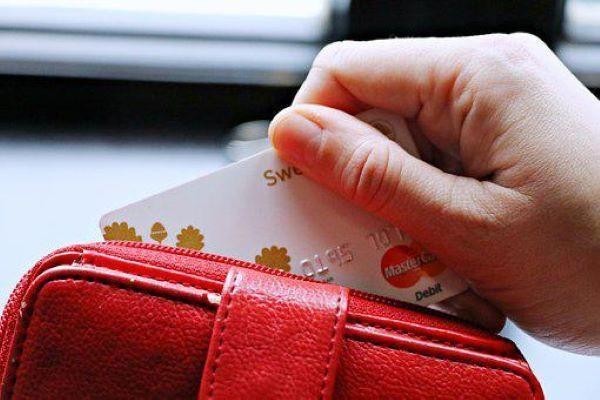 如何分辨交通銀行信用卡逾期上門的真假呢，應(yīng)對(duì)交通銀行信用卡逾期上門呢