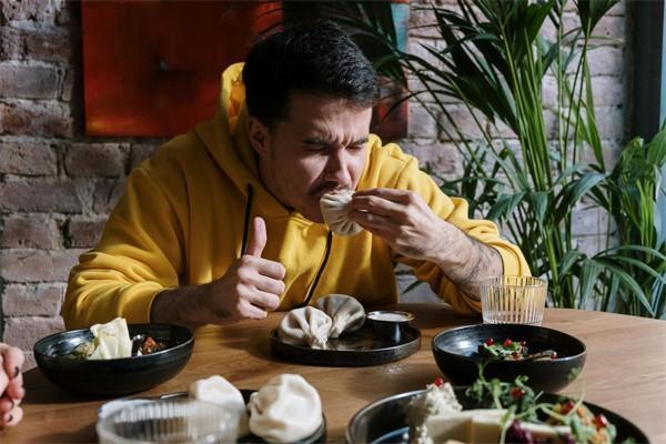 保險(xiǎn)交了兩年退保對(duì)業(yè)務(wù)員有什么損失嗎，可以全額退嗎