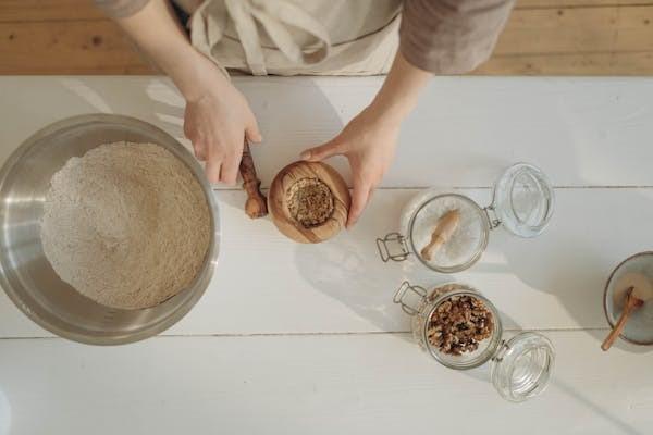 百年人壽交了一萬能退多少？退保時(shí)如何操作？
