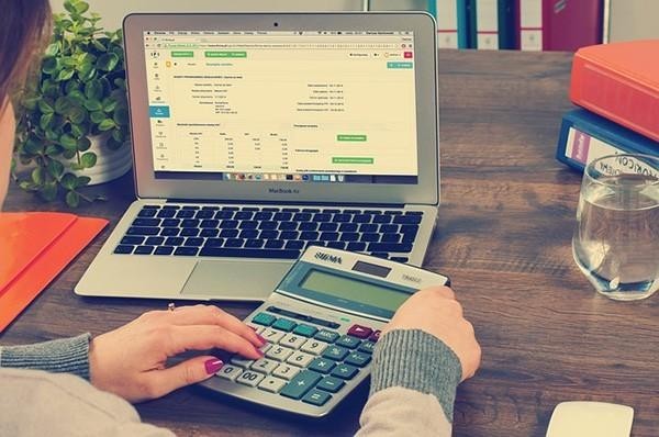 信用卡借款逾期后還款會怎么樣？逾期還款違約金能免嗎？