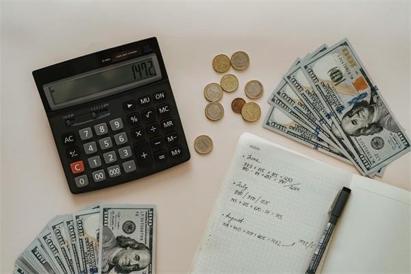 信用卡逾期利息和滯納金怎么算？可以只還本金嗎？