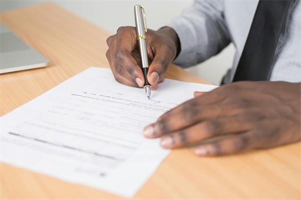 保障性保險退保比例是多少？退保保險本人不去別人能給辦嗎？